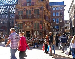 GR008 vakantiehuis in Groningen biedt uitzicht op schilderachtige grachten en huizen.