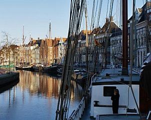 Levendige omgeving van GR008 vakantiehuis in Groningen met gezellige winkelstraten.