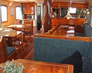 GR008 vakantiehuis in Groningen met lange gang en houten vloeren.