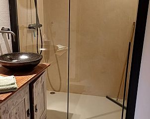 Luxe douche en wastafel in Vakantiehuisje in Uithuizermeeden, Noordoost Groningen, met moderne afwerking.