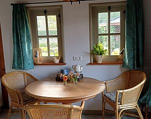 Knusse eethoek in Vakantiehuisje in Uithuizermeeden, Noordoost Groningen, met houten tafel en stoelen.