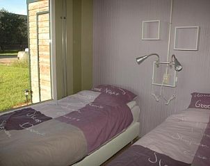 Slaapkamer met twee bedden in GR002 vakantiehuis, Scheemda, Groningen.