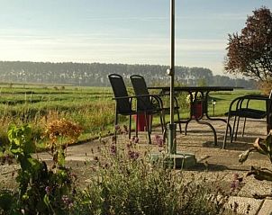 Buitenterras van GR002 vakantiewoning met uitzicht op de velden in Scheemda, Groningen.