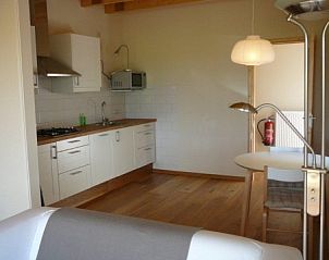 Moderne keuken in Chalet Wildemansheerd, vakantiehuis in Schildwolde, Noordoost Groningen, met houten details.