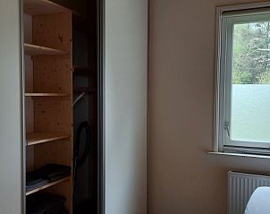 Ruime slaapkamer in Chalet Wildemansheerd, vakantiehuis in Schildwolde, Groningen, met natuurlijk licht.