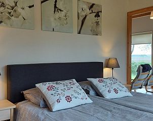 Comfortabele slaapkamer in Chalet Wildemansheerd, vakantiehuis in Schildwolde, met uitzicht op de tuin.