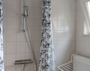 Moderne douche in Chalet Wildemansheerd, vakantiehuis in Schildwolde, Groningen, met stijlvolle inrichting.