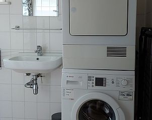 Praktische wasruimte in Chalet Wildemansheerd, vakantiehuis in Schildwolde, Groningen, met wasmachine en droger.