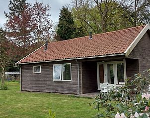 Chalet Wildemansheerd in Schildwolde, vakantiehuis in Groningen, met bloeiende tuin en groene omgeving.