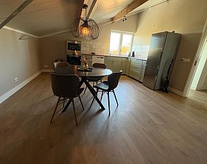 Gezellige keuken en eethoek in Vakantiehuisje in Schildwolde, Noordoost Groningen, ideaal voor een ontspannen verblijf.