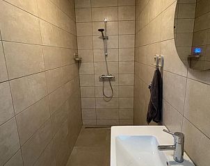 Moderne badkamer in Vakantiehuisje in Schildwolde, Noordoost Groningen, met stijlvolle douche en wastafel.