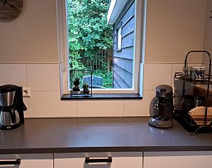 Keukenraam met uitzicht in Robbenoort 121 Lauwersoog de Merel, vakantiehuis in Groningen met koffiehoek.