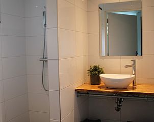 Moderne badkamer in Robbenoort 121 Lauwersoog de Merel, vakantiehuis in Groningen met inloopdouche.