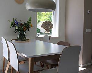 Eetkamer van Robbenoort 101, de Zeearend, vakantiehuis in Lauwersoog, Groningen met moderne tafel en stoelen.