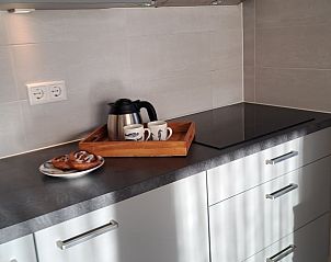 Stijlvolle keuken van Robbenoort 101, de Zeearend, vakantiehuis in Lauwersoog, Groningen met moderne apparatuur.
