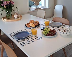 Ontbijttafel in Robbenoort 101, de Zeearend, vakantiehuis in Lauwersoog, Groningen met vers fruit en broodjes.