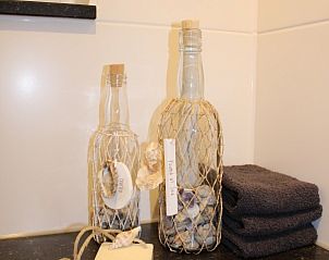 Decoratieve details in Robbenoort 101, de Zeearend, vakantiehuis in Lauwersoog, Groningen met maritieme accessoires.