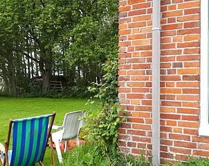 Zonnige hoek met stoelen bij Vakantiehuisje in Uithuizen, Noordoost Groningen.