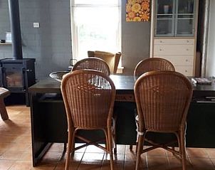 Eetruimte in Vakantiehuisje in Uithuizen, Groningen met gezellige sfeer.