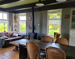 Ruime woonkamer in Vakantiehuisje in Uithuizen, Noordoost Groningen met veel licht.