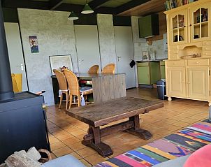 Interieur met houten meubels in Vakantiehuisje in Uithuizen, Groningen.