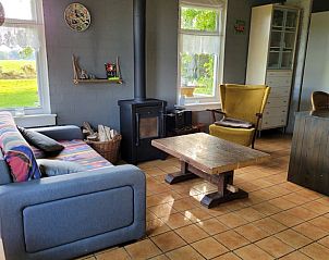 Lichte woonkamer in Vakantiehuisje in Uithuizen, Noordoost Groningen met houtkachel.