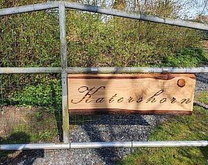 Ingang van Huisje in Uithuizen, een charmant vakantiehuis in het groene Noordoost Groningen, ideaal voor natuurliefhebbers.