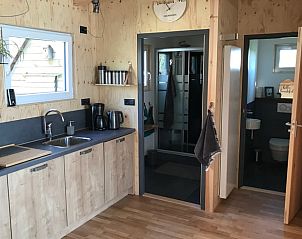 Moderne keuken en badkamer in Vakantiehuis in Overschild, Noordoost Groningen.