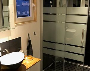 Stijlvolle badkamer met douche in Vakantiehuis in Overschild, Noordoost Groningen.