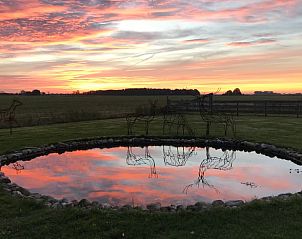 Adembenemende zonsondergang bij Vakantiehuis in Overschild, Noordoost Groningen.