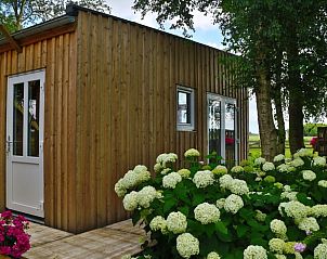 Charmante ingang van Vakantiehuis in Overschild met bloemen, Groningen.