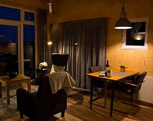 Intieme eetruimte bij avond in Vakantiehuis in Overschild, Noordoost Groningen.