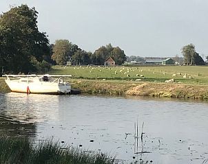 Rustiek landschap met boot bij Vakantiehuis in Overschild, Groningen.