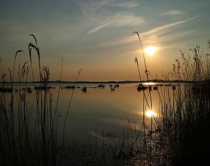 Zonsondergang boven water nabij Vakantiehuis in Overschild, Noordoost Groningen.