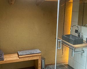 Moderne badkamer in Vakantiehuis in Overschild, Groningen.