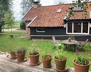 Buitenveranda van Vakantiehuis in Overschild met uitzicht op de tuin, Groningen.