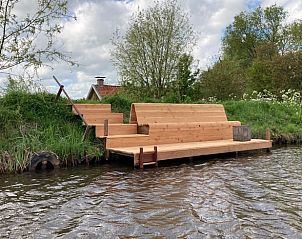 Houten steiger aan het water bij Vakantiehuis in Overschild, Groningen.