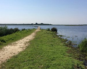 Pad langs het water bij Vakantiehuis in Overschild, Noordoost Groningen.