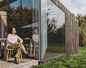 Ontspannen op de veranda van Vakantiehuis in Usquert, een serene plek in Noordoost Groningen.