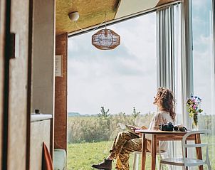 Lichtovergoten interieur van Vakantiehuis in Usquert, met uitzicht op de natuur van Groningen.