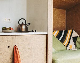 Gezellige binnenruimte van Huisje in Usquert, vakantiehuis in Noordoost Groningen met keuken en zitgedeelte.