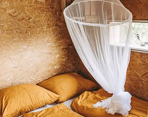 Slaapkamer in Huisje in Usquert, vakantiehuis in Noordoost Groningen met comfortabele bedden en klamboe.