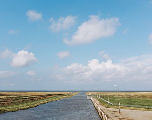 Uitzicht op het water nabij Huisje in Usquert, vakantiehuis in Groningen, met heldere luchten.