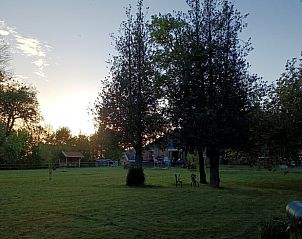 Rustige groene omgeving van Vakantiehuisje in Leermens, Noordoost Groningen, met uitzicht op de natuur.