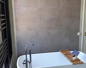 Stijlvolle badkamer met vrijstaand bad in Vakantiehuisje in Leermens, Noordoost Groningen.