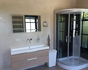 Moderne badkamer met luxe douche in Vakantiehuisje in Leermens, Noordoost Groningen.