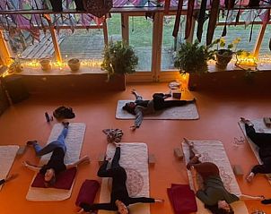 Yoga en ontspanning in de serene binnenruimte van Vakantiehuis in Roodeschool, Noordoost Groningen.