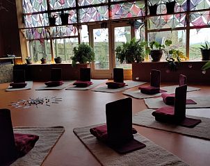 Meditatieruimte met uitzicht op de natuur in Vakantiehuis in Roodeschool, ideaal voor rustzoekers in Groningen.