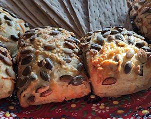 Versgebakken broodjes in Vakantiehuis in Roodeschool, een culinaire ervaring in Groningen.
