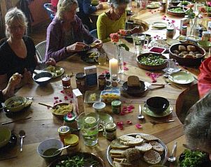 Gezellige maaltijd in Vakantiehuis in Roodeschool, genieten van lokale smaken in Groningen.